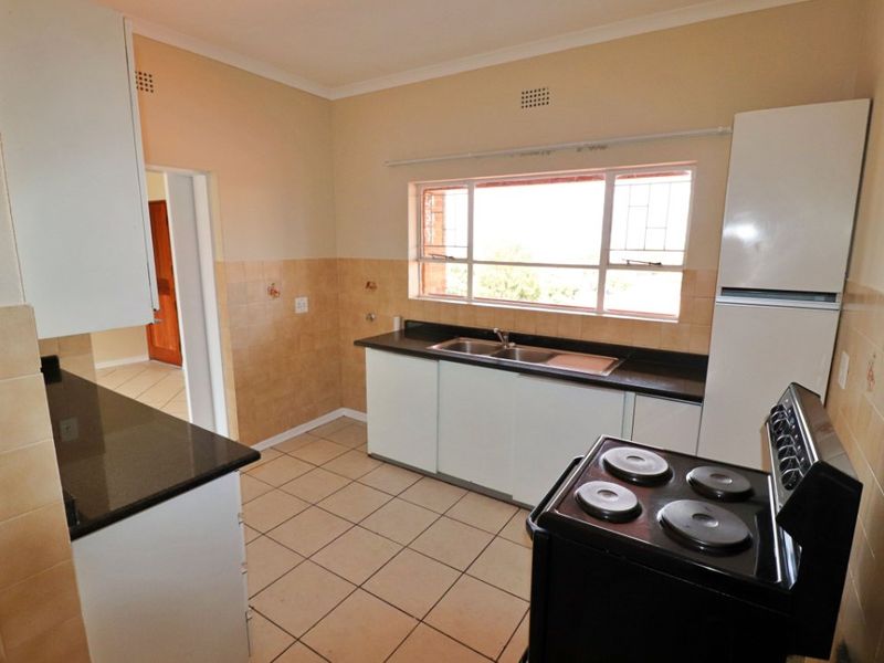 Spacious 2-Bedroom Flat with Sunny Balcony – For Sale! - Photo 3