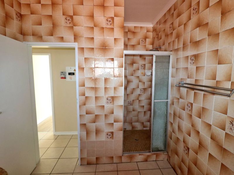 Spacious 2-Bedroom Flat with Sunny Balcony – For Sale! - Photo 10