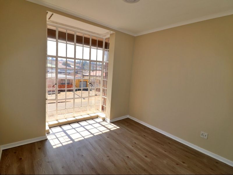 Spacious 2-Bedroom Flat with Sunny Balcony – For Sale! - Photo 9