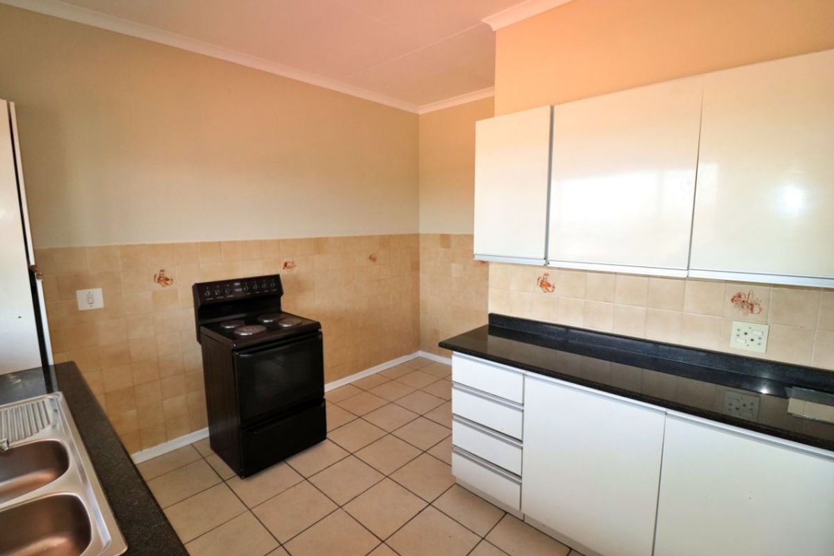 Spacious 2-Bedroom Flat with Sunny Balcony – For Sale! - Photo 4