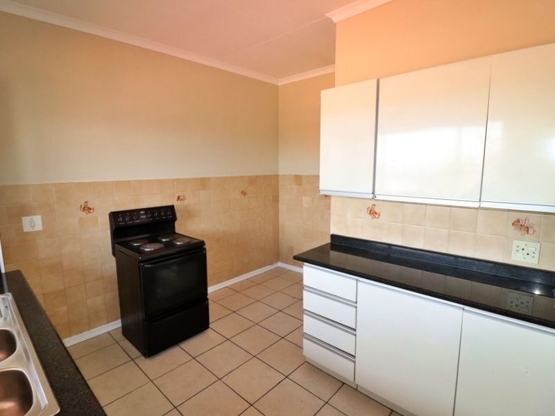 Spacious 2-Bedroom Flat with Sunny Balcony – For Sale! - Photo 4