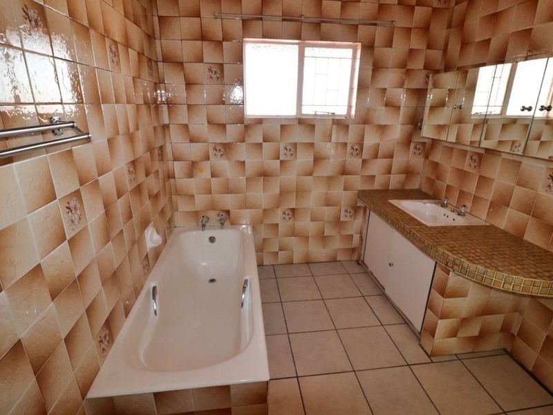 Spacious 2-Bedroom Flat with Sunny Balcony – For Sale! - Photo 8