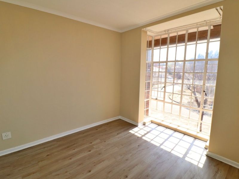Spacious 2-Bedroom Flat with Sunny Balcony – For Sale! - Photo 7