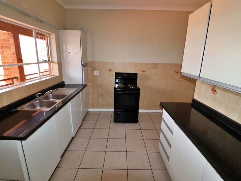 Spacious 2-Bedroom Flat with Sunny Balcony – For Sale! - Photo 2