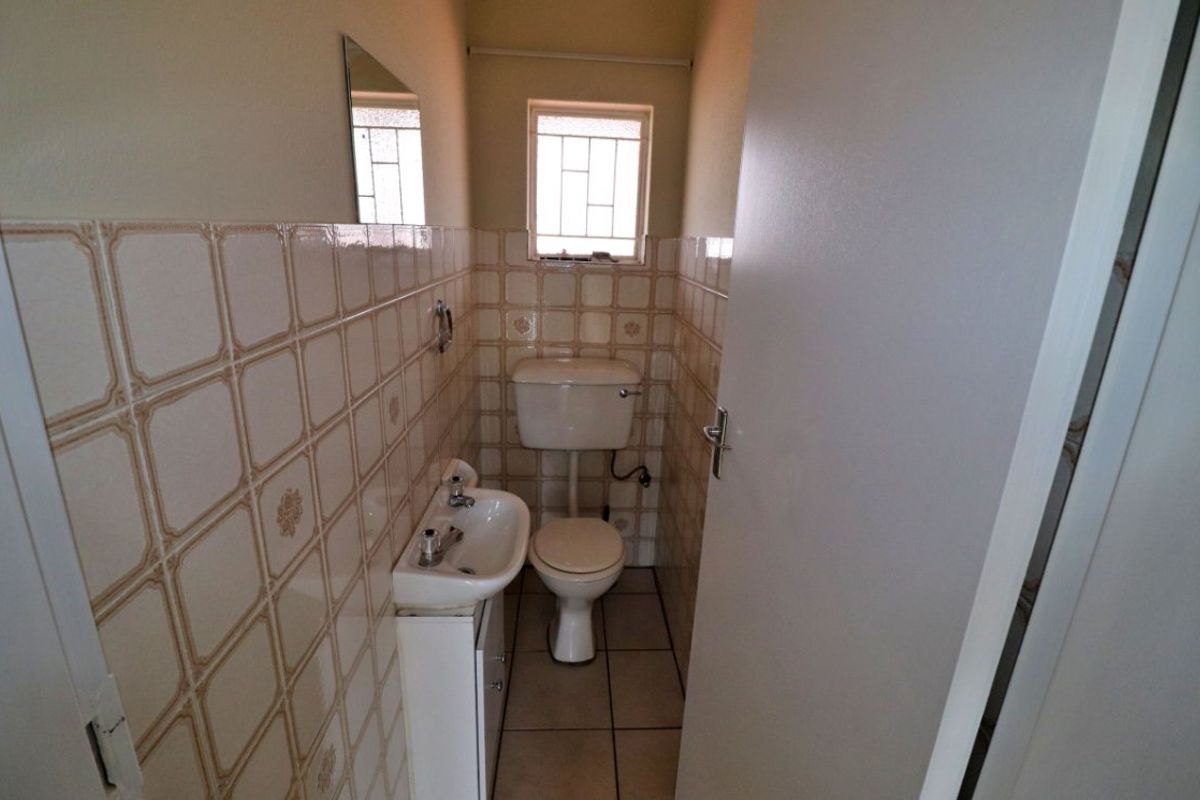 Spacious 2-Bedroom Flat with Sunny Balcony – For Sale! - Photo 5