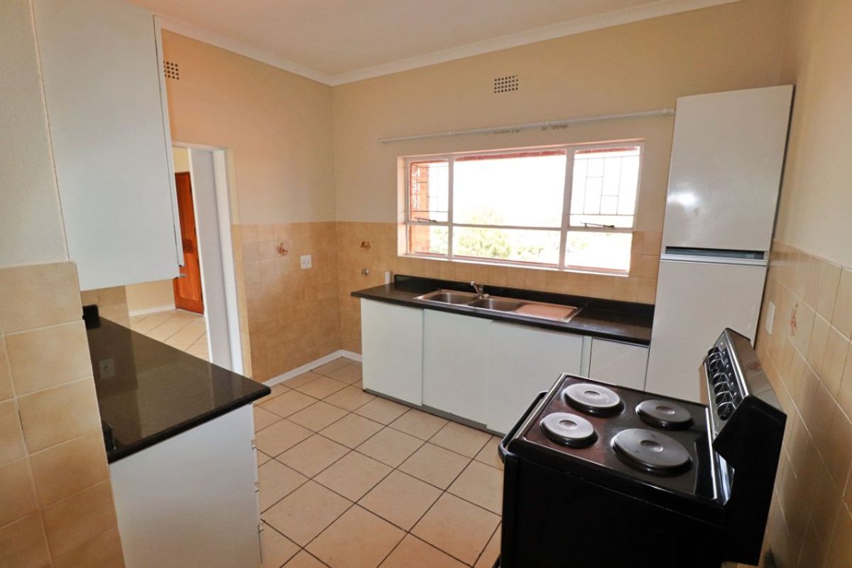 Spacious 2-Bedroom Flat with Sunny Balcony – For Sale! - Photo 3