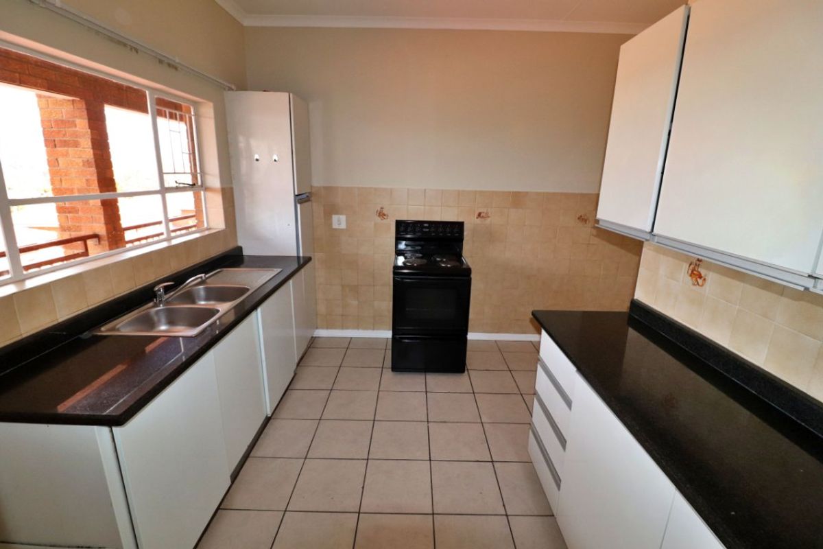 Spacious 2-Bedroom Flat with Sunny Balcony – For Sale! - Photo 2