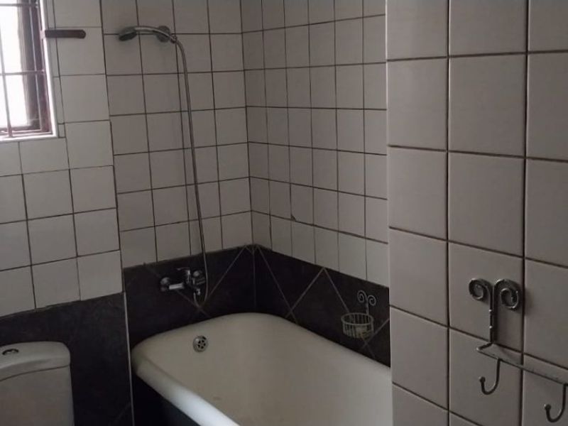 3 Bedroom House For Sale in Kensington - Photo 9