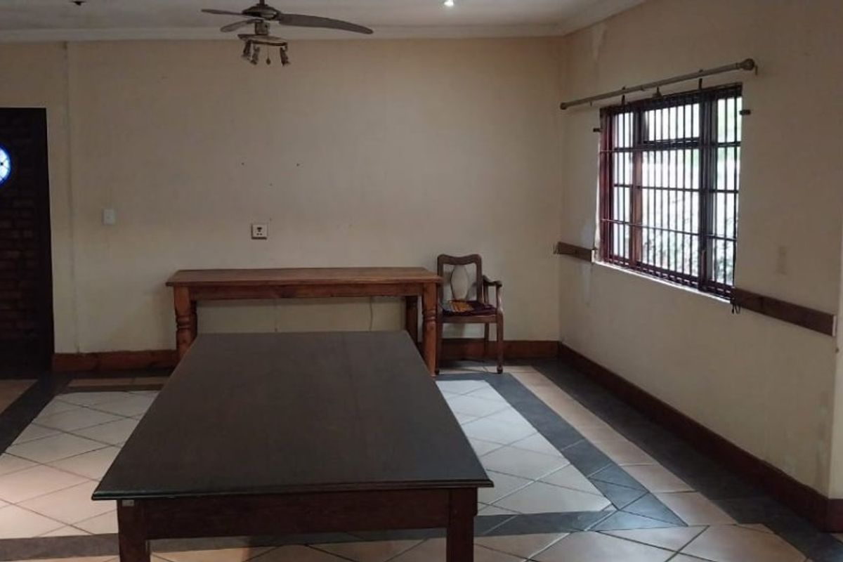 3 Bedroom House For Sale in Kensington - Photo 3