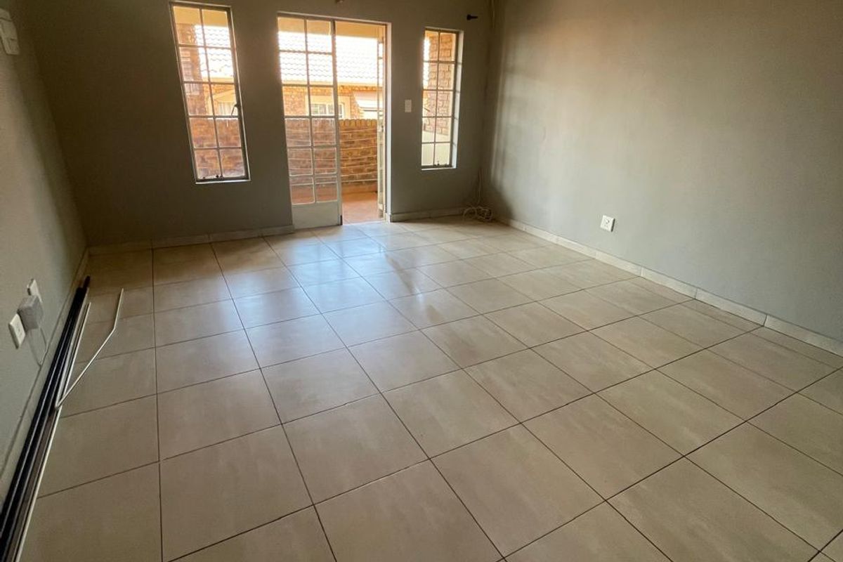 THREE BEDROOMS AND TWO BATHROOMS - Photo 4