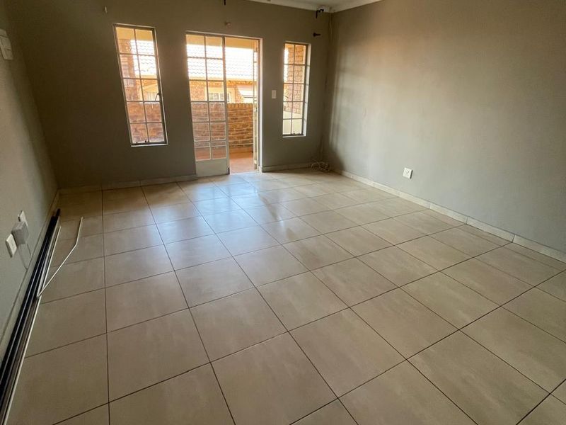 THREE BEDROOMS AND TWO BATHROOMS - Photo 4