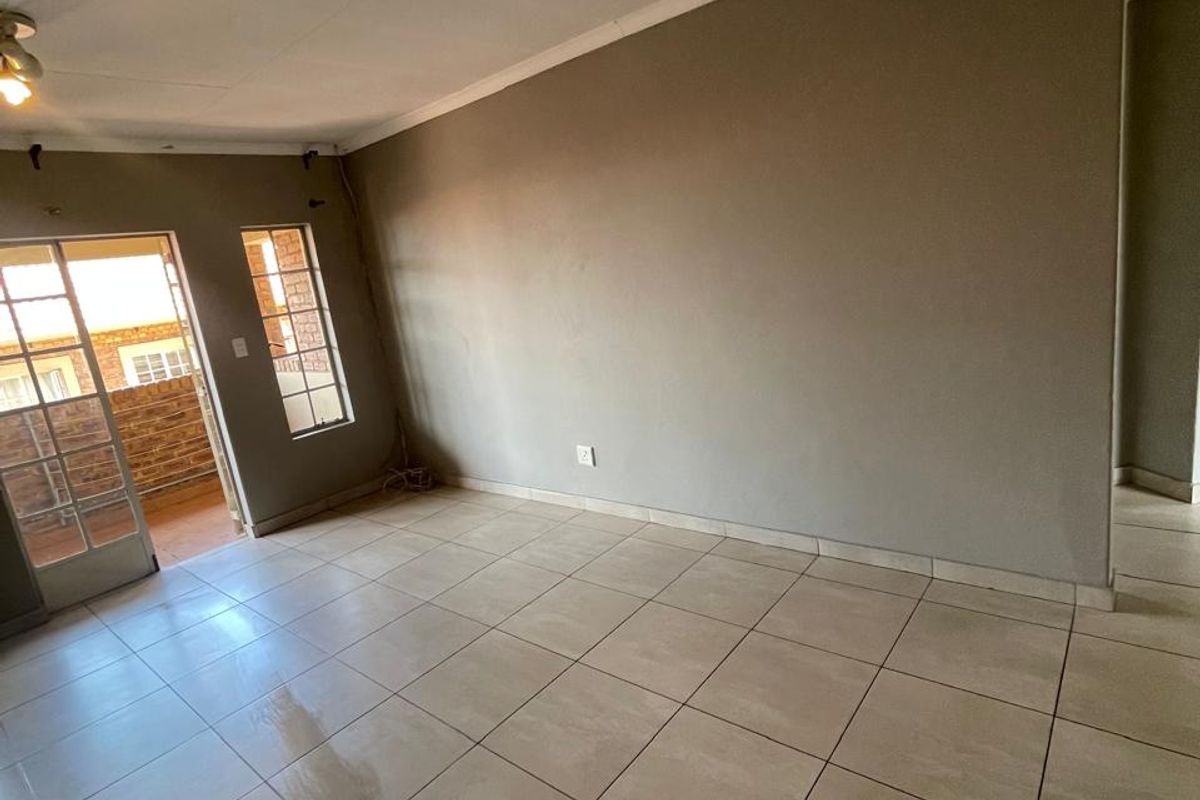 THREE BEDROOMS AND TWO BATHROOMS - Photo 3