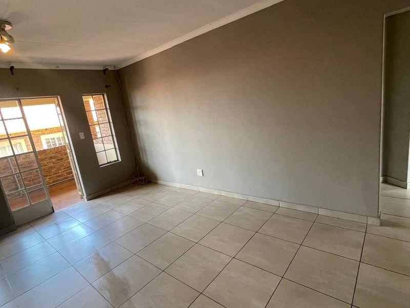 THREE BEDROOMS AND TWO BATHROOMS - Photo 3