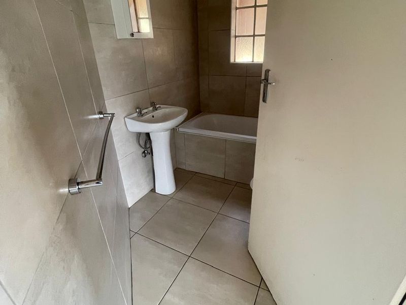 THREE BEDROOMS AND TWO BATHROOMS - Photo 8