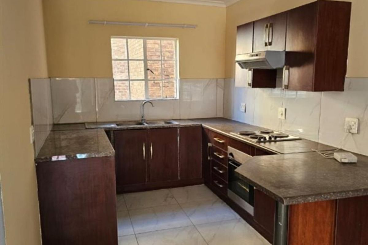 THREE BEDROOMS AND TWO BATHROOMS - Photo 5