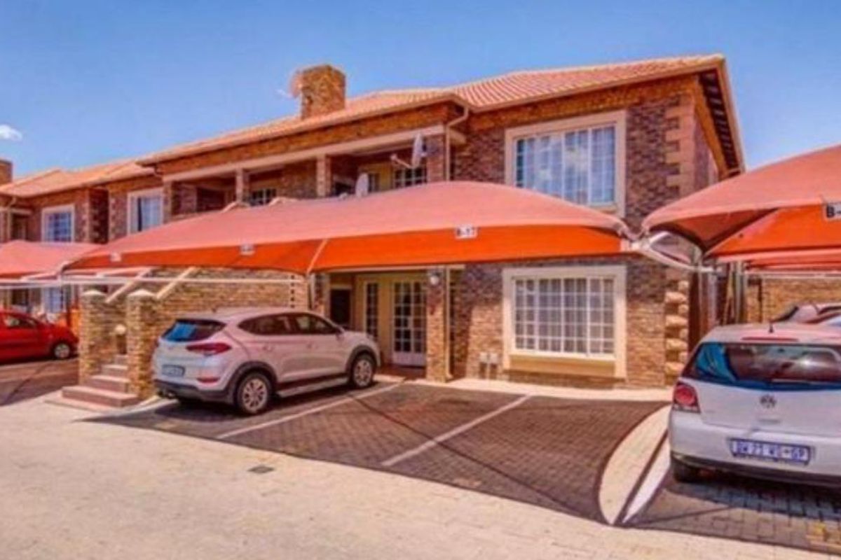 THREE BEDROOMS AND TWO BATHROOMS - Photo 2