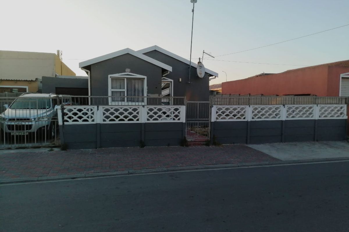 2 Bedroom, Family Investment Home  - Photo 2