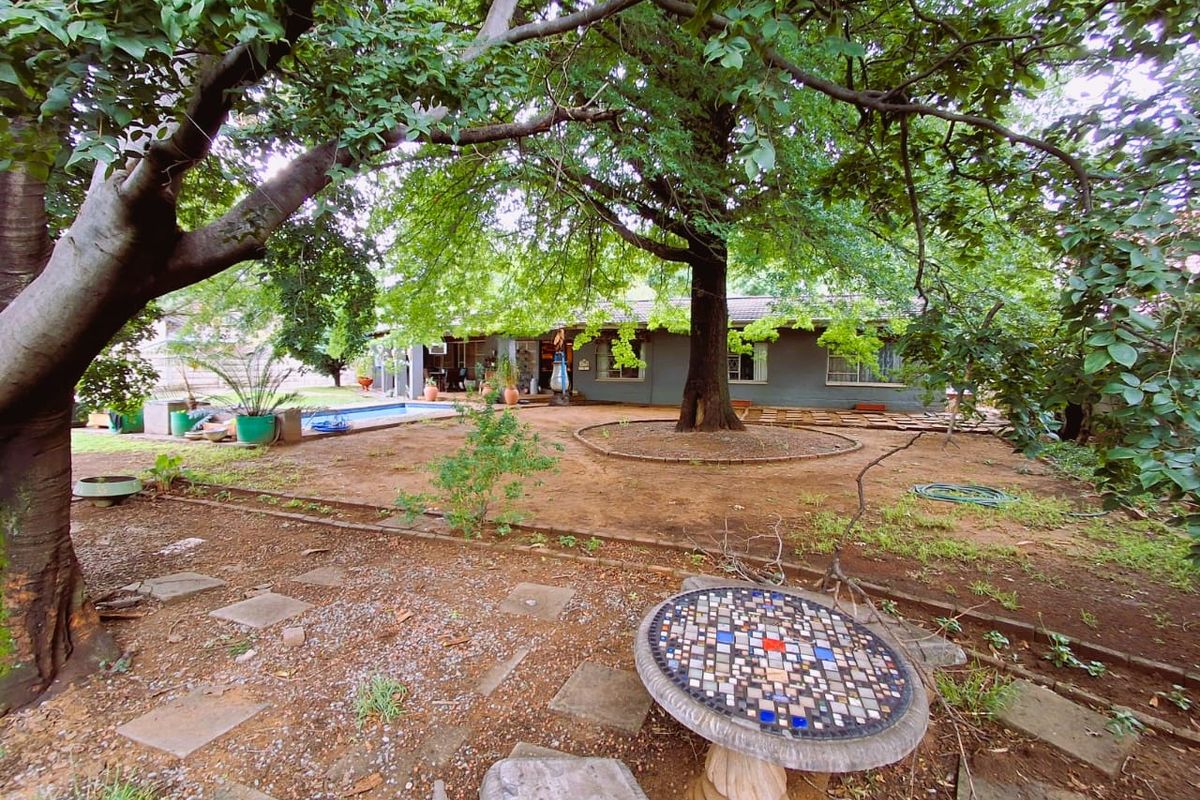 Beautiful family home Near Schools & Shopping Malls. - Photo 3