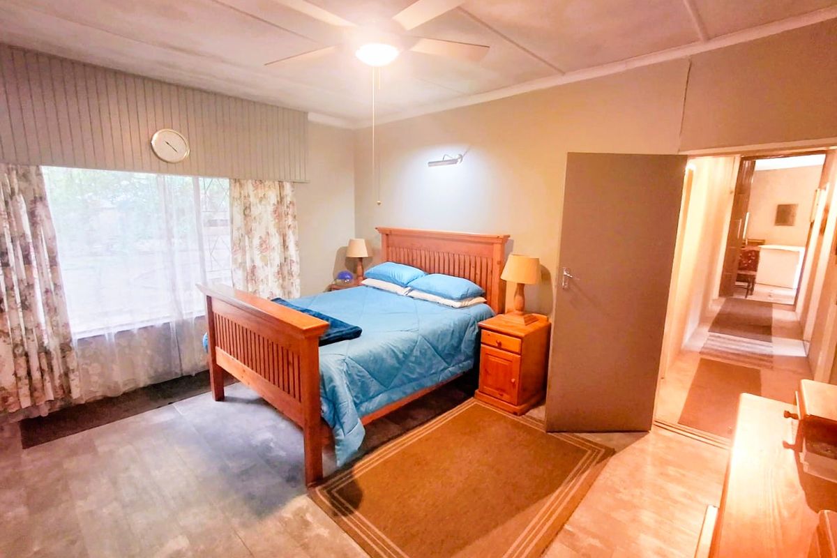 Beautiful family home Near Schools & Shopping Malls. - Photo 2