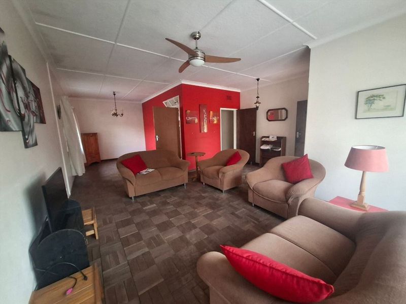 Cozy Family Home with Granny Flat - Photo 2