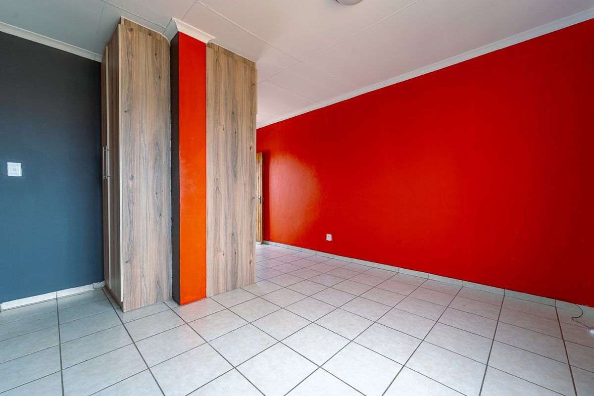 Luxury Meets Convenience In This Beautiful Home. - Photo 4