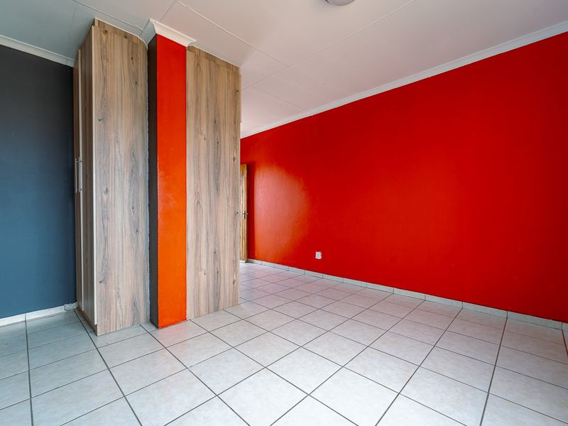 Luxury Meets Convenience In This Beautiful Home. - Photo 4