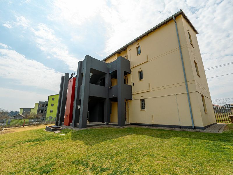 Luxury Meets Convenience In This Beautiful Home. - Photo 10