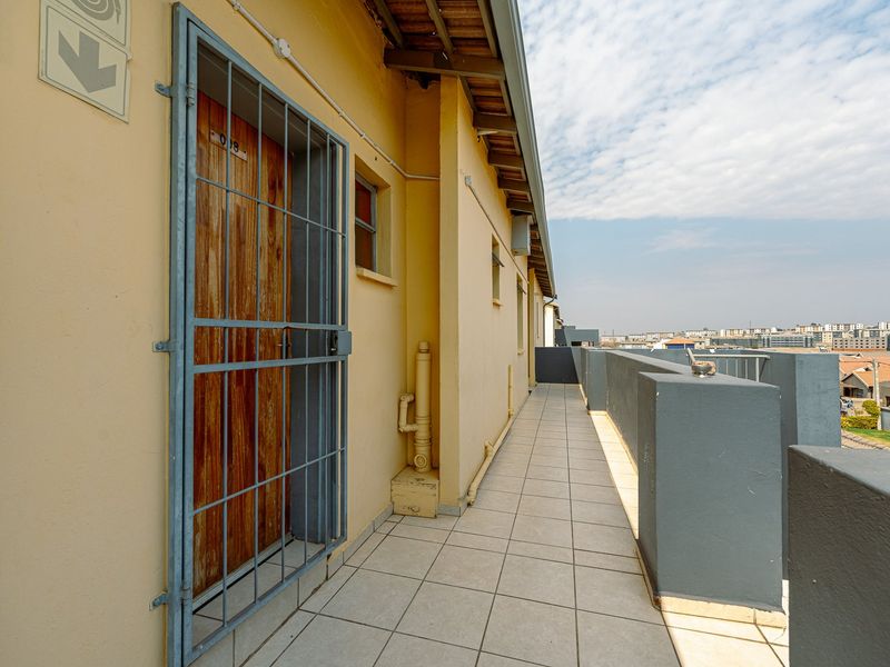 Luxury Meets Convenience In This Beautiful Home. - Photo 9