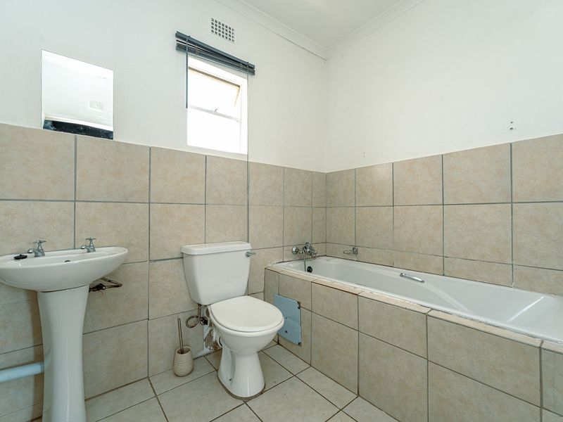 Luxury Meets Convenience In This Beautiful Home. - Photo 8