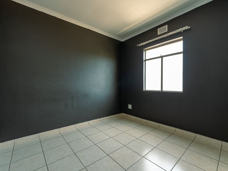 Luxury Meets Convenience In This Beautiful Home. - Photo 7