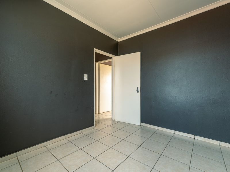 Luxury Meets Convenience In This Beautiful Home. - Photo 6