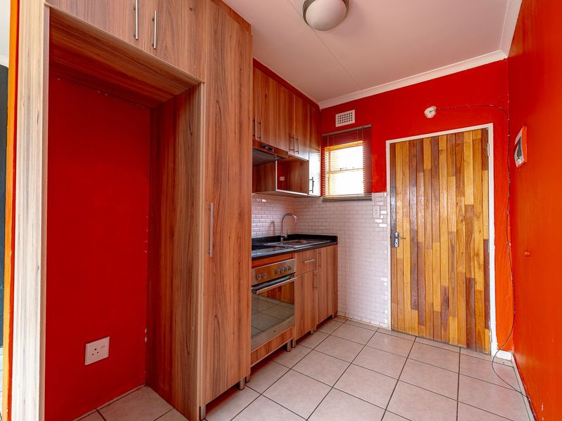 Luxury Meets Convenience In This Beautiful Home. - Photo 2