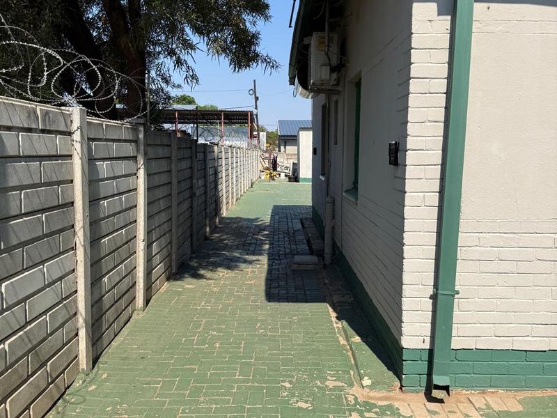 SOLE MANDATE/PRIME COMMERCIAL OPPORTUNITY!!! - Photo 3