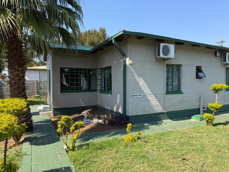 SOLE MANDATE/PRIME COMMERCIAL OPPORTUNITY!!! - Photo 2