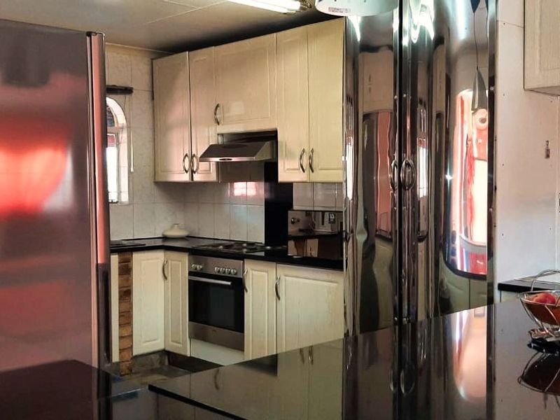 Executive Double-Story Dream: 3/4 Bed Home + Flatlet, Pool, and 5 Baths in Gated Leachville Ext 1 - Photo 7