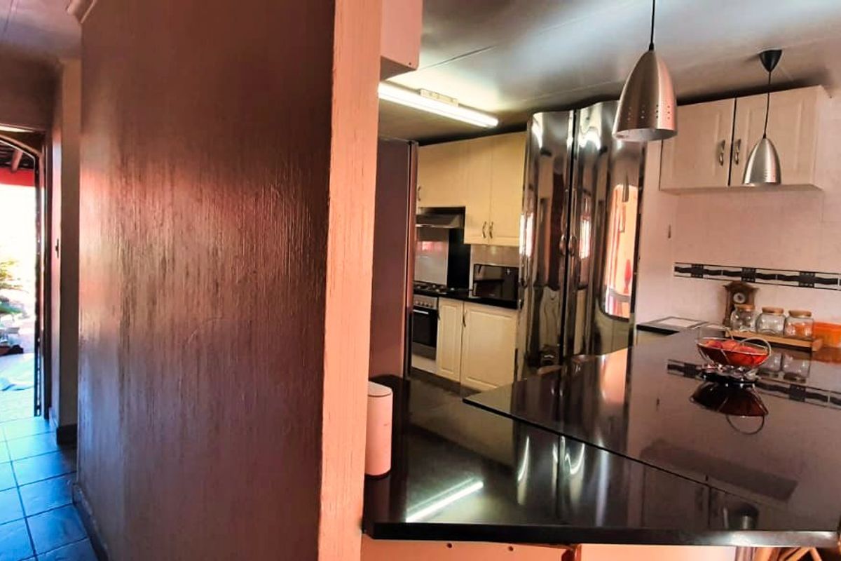 Executive Double-Story Dream: 3/4 Bed Home + Flatlet, Pool, and 5 Baths in Gated Leachville Ext 1 - Photo 4