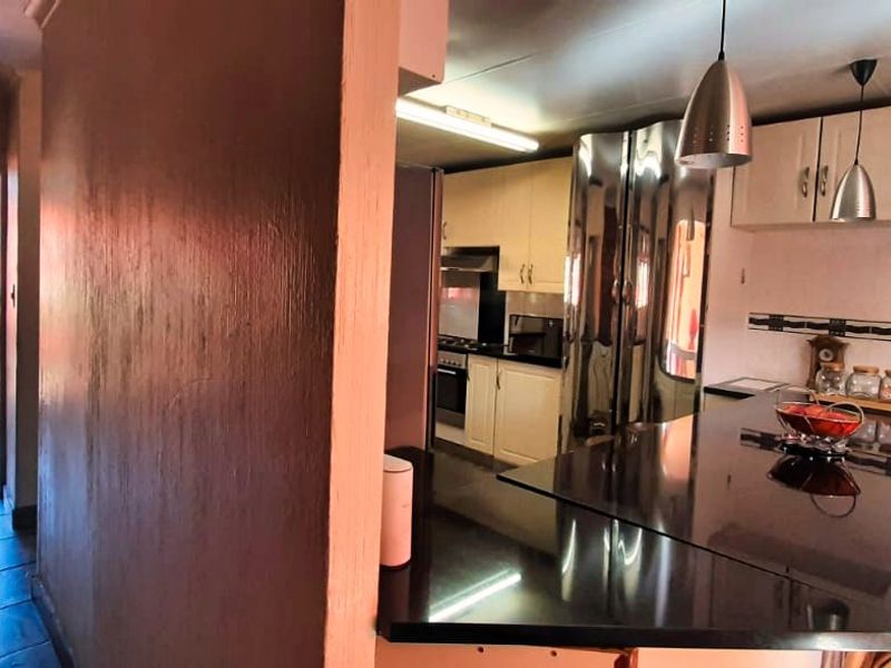 Executive Double-Story Dream: 3/4 Bed Home + Flatlet, Pool, and 5 Baths in Gated Leachville Ext 1 - Photo 4