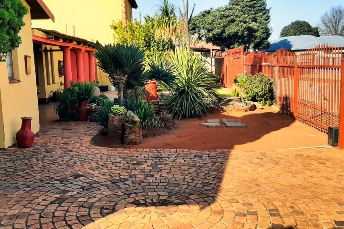 Executive Double-Story Dream: 3/4 Bed Home + Flatlet, Pool, and 5 Baths in Gated Leachville Ext 1 - Photo 3