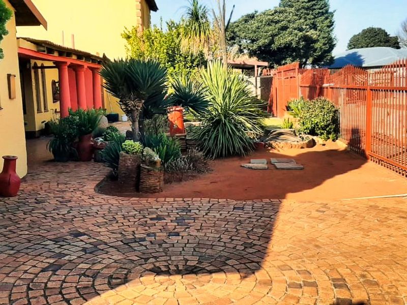 Executive Double-Story Dream: 3/4 Bed Home + Flatlet, Pool, and 5 Baths in Gated Leachville Ext 1 - Photo 3