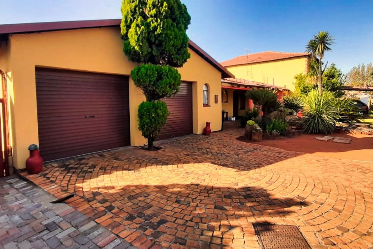 Executive Double-Story Dream: 3/4 Bed Home + Flatlet, Pool, and 5 Baths in Gated Leachville Ext 1 - Photo 2