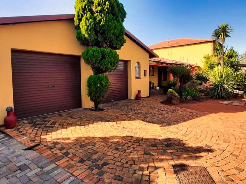 Executive Double-Story Dream: 3/4 Bed Home + Flatlet, Pool, and 5 Baths in Gated Leachville Ext 1 - Photo 2