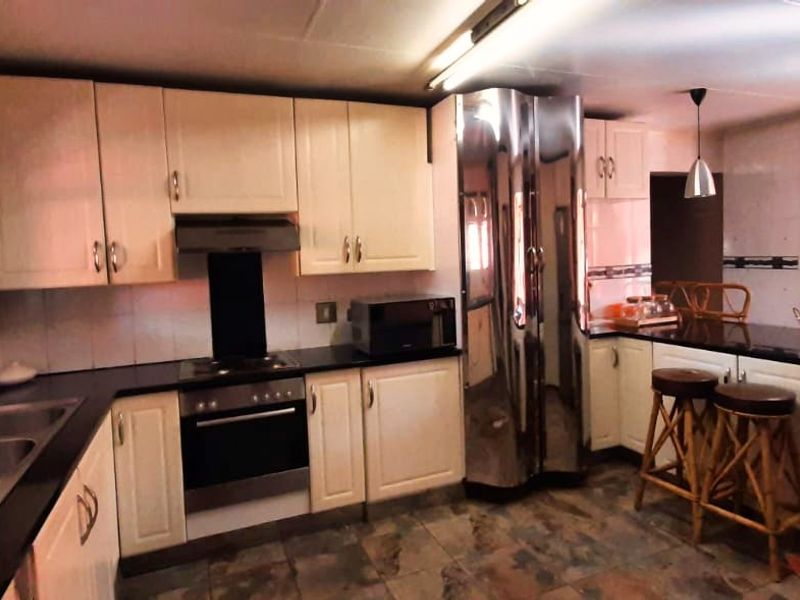 Executive Double-Story Dream: 3/4 Bed Home + Flatlet, Pool, and 5 Baths in Gated Leachville Ext 1 - Photo 9