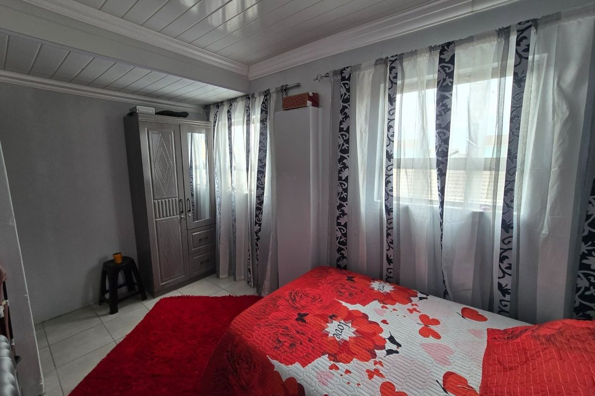 Three bedroom newly renovated home - Photo 5