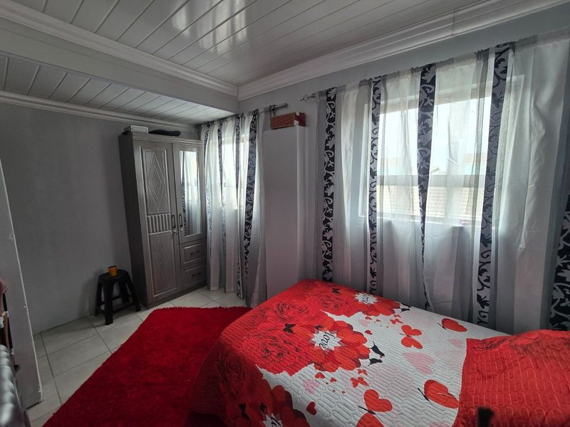 Three bedroom newly renovated home - Photo 5