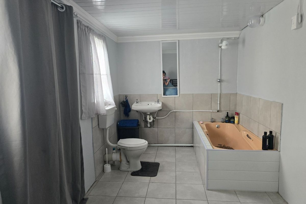 Three bedroom newly renovated home - Photo 4