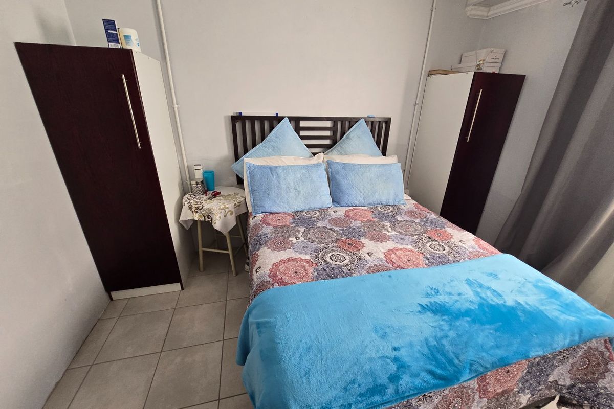 Three bedroom newly renovated home - Photo 2