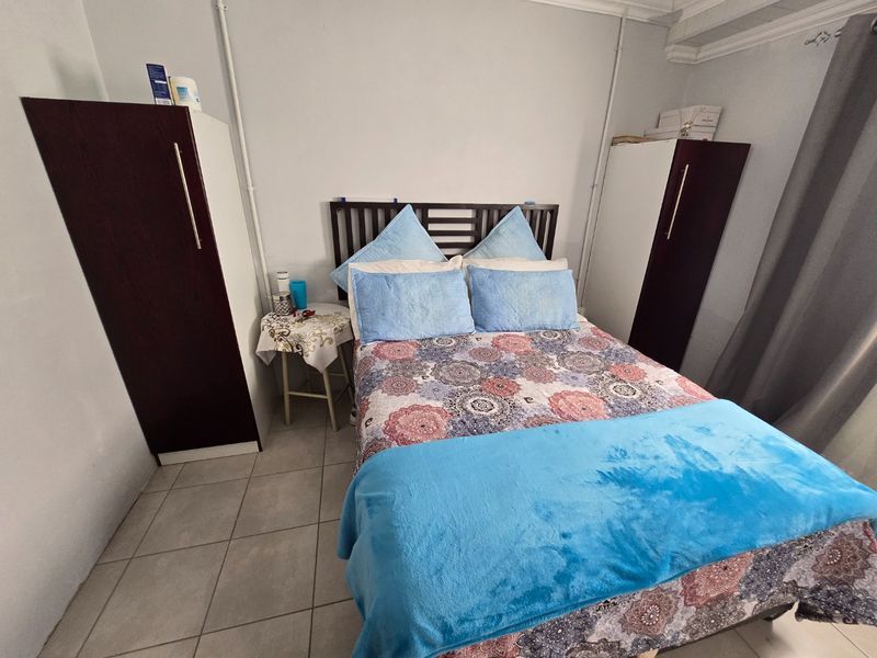 Three bedroom newly renovated home - Photo 2