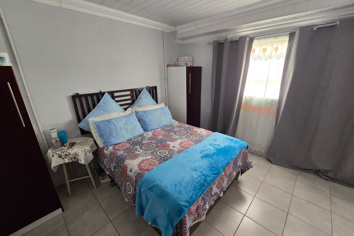 Three bedroom newly renovated home - Photo 3