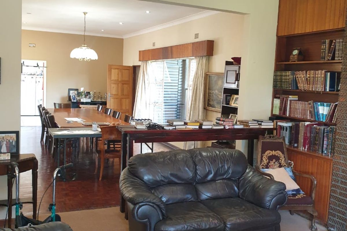 Spacious 4-Bedroom Home with Flatlet, Pool & Lush Garden Retreat - Photo 4