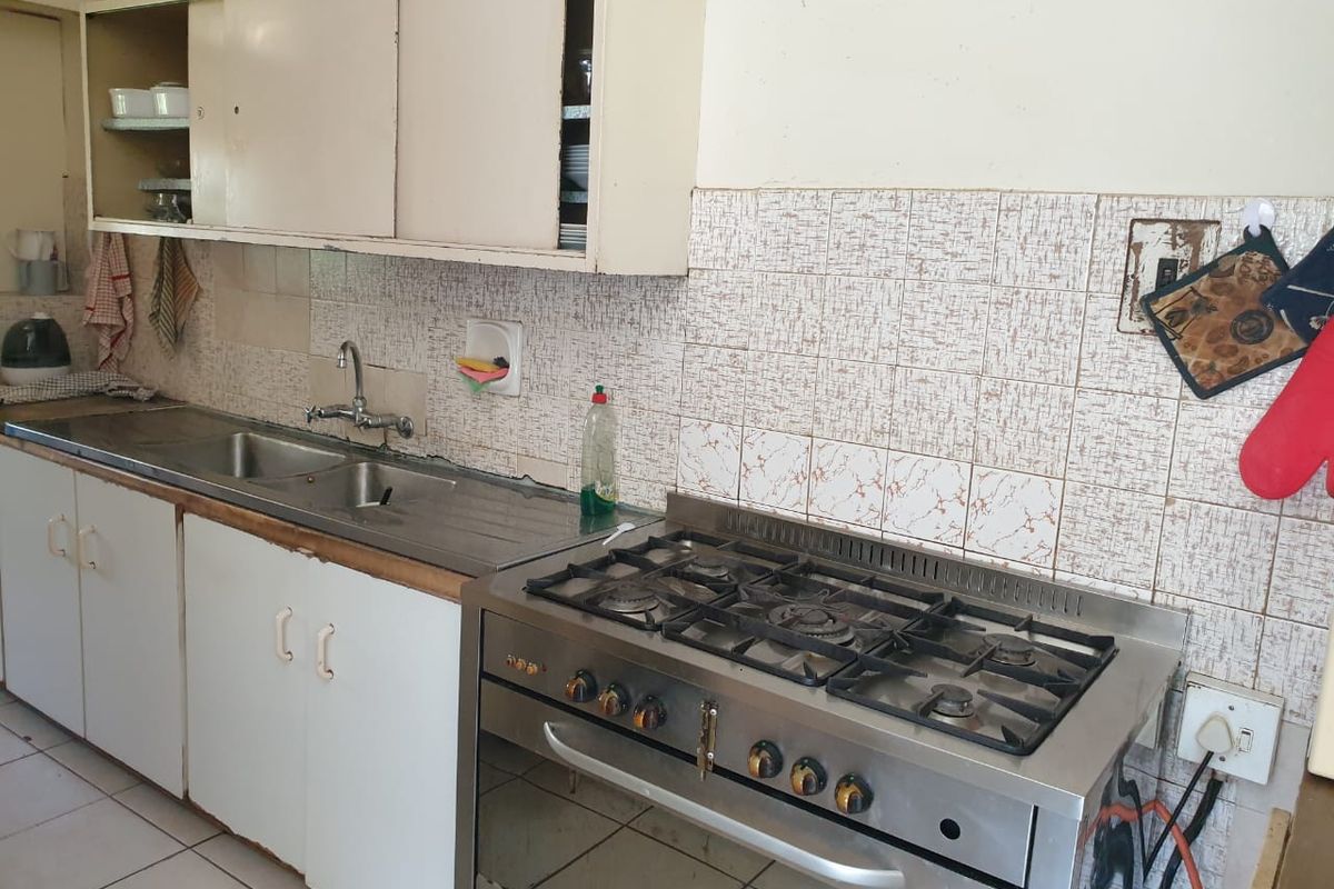 Spacious 4-Bedroom Home with Flatlet, Pool & Lush Garden Retreat - Photo 5